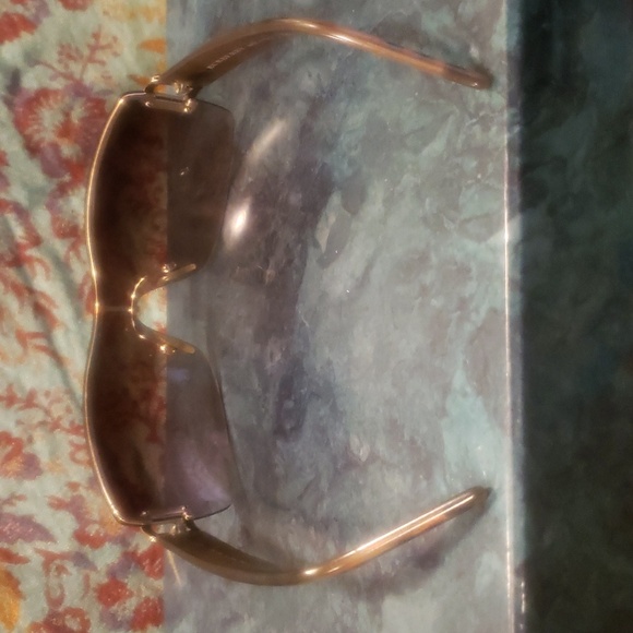 Burberry sunglasses w/case - Picture 3 of 7